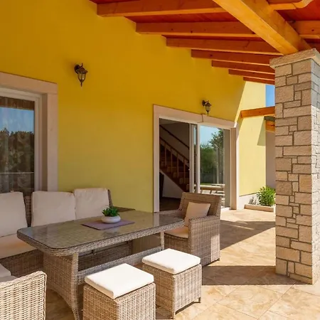 Vila Activity Gardenia With Pool In Tinjan *