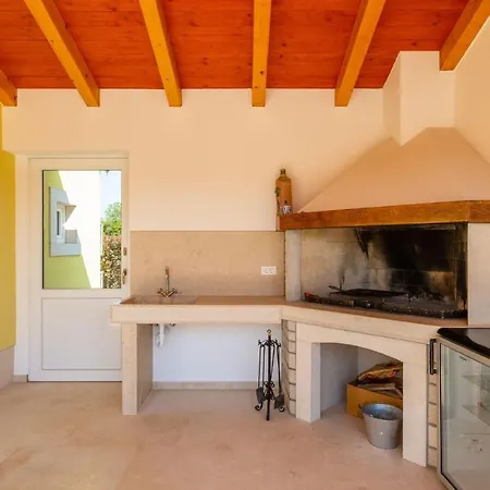 Vila Activity Gardenia With Pool In Tinjan *